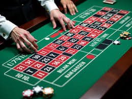 Antarmuka situs mobile banteng slot yang menampilkan menu permainan dan taruhan bola langsung